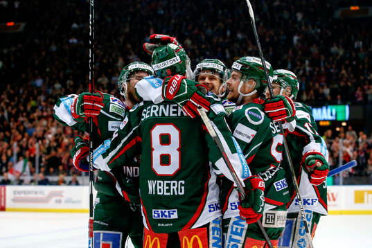 Frölundas John Nyberg jublar med lagkamrater