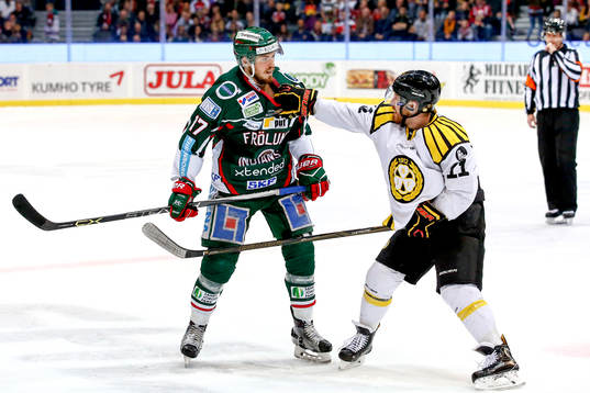 Frölundas Sebastian Stålberg får en propp av Brynäs