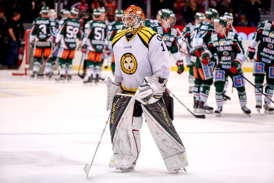 Brynäs målvakt Felix Sandström deppar