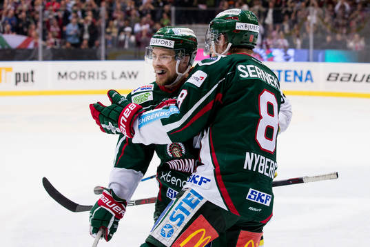 Frölundas John Nyberg jublar ihop med Mats Rosseli Olsen