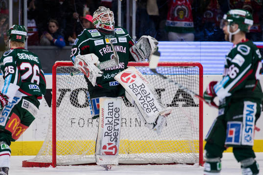 Frölundas målvakt Johan Gustafsson jublar