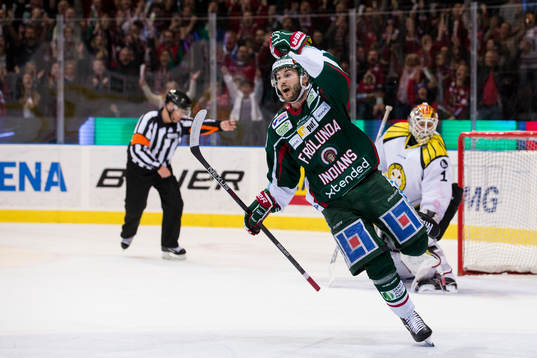Frölundas Casey Wellman jublar