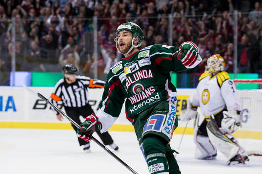 Frölundas Casey Wellman jublar