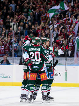 Frölundas Rasmus Dahlin omfamnas