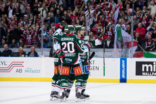 Frölundas Rasmus Dahlin omfamnas