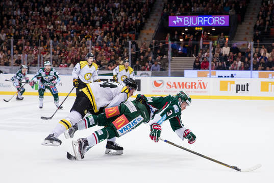 Brynäs Jonathan Pudas tacklar Frölundas Carl Grundström
