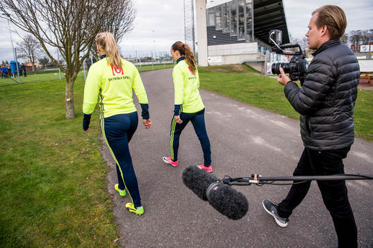 Kosovare Asllani och Stina Blackstenius överraskade när