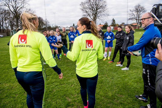 Kosovare Asllani och Stina Blackstenius överraskade när