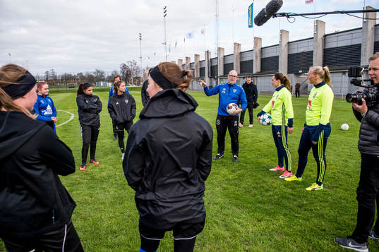 Kosovare Asllani och Stina Blackstenius överraskade när