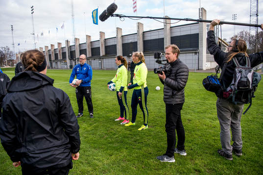 Kosovare Asllani och Stina Blackstenius överraskade när