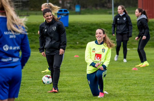 Kosovare Asllani och Stina Blackstenius överraskade när