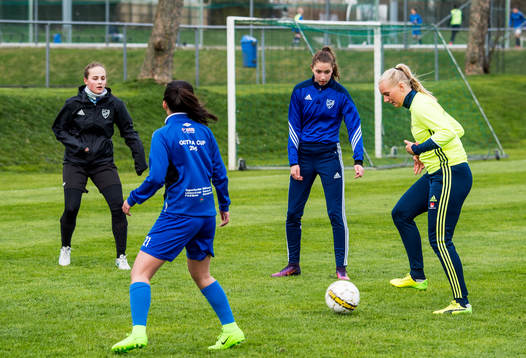 Kosovare Asllani och Stina Blackstenius överraskade när