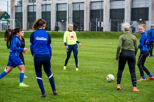 Kosovare Asllani och Stina Blackstenius överraskade när