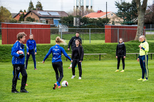 Kosovare Asllani och Stina Blackstenius överraskade när