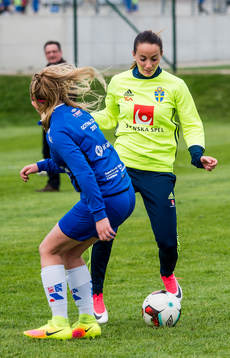Kosovare Asllani och Stina Blackstenius överraskade när