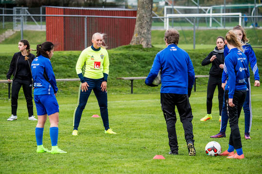 Kosovare Asllani och Stina Blackstenius överraskade när