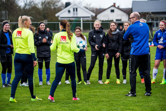 Kosovare Asllani och Stina Blackstenius överraskade när