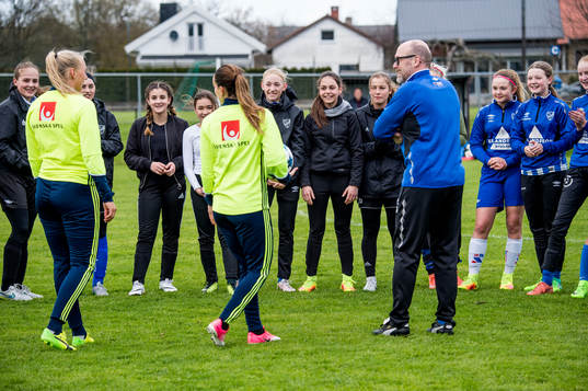 Kosovare Asllani och Stina Blackstenius överraskade när