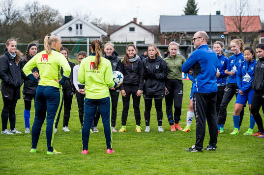 Kosovare Asllani och Stina Blackstenius överraskade när