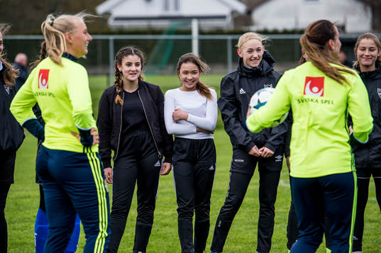 Kosovare Asllani och Stina Blackstenius överraskade när