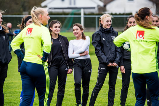 Kosovare Asllani och Stina Blackstenius överraskade när