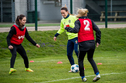 Kosovare Asllani och Stina Blackstenius överraskade när