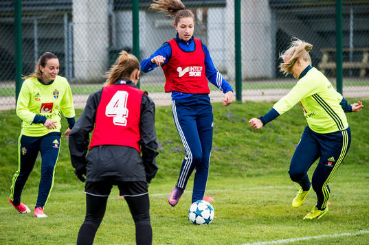 Kosovare Asllani och Stina Blackstenius överraskade när