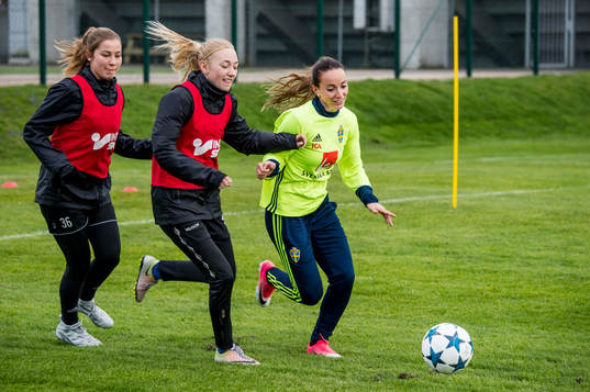 Kosovare Asllani och Stina Blackstenius överraskade när