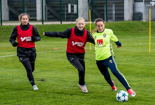 Kosovare Asllani och Stina Blackstenius överraskade när