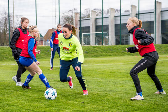 Kosovare Asllani och Stina Blackstenius överraskade när