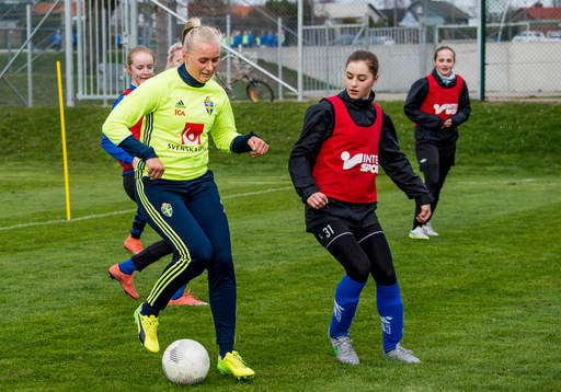 Kosovare Asllani och Stina Blackstenius överraskade när