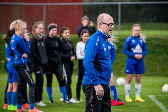 Kosovare Asllani och Stina Blackstenius överraskade när