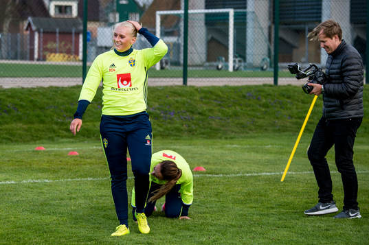Kosovare Asllani och Stina Blackstenius överraskade när