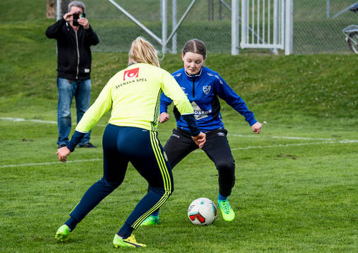 Kosovare Asllani och Stina Blackstenius överraskade när