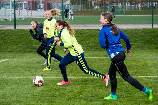 Kosovare Asllani och Stina Blackstenius överraskade när