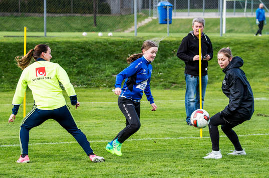 Kosovare Asllani och Stina Blackstenius överraskade när