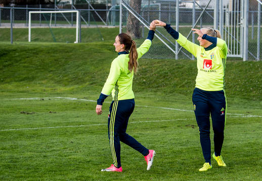 Kosovare Asllani och Stina Blackstenius överraskade när
