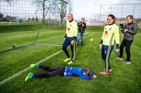 Kosovare Asllani och Stina Blackstenius överraskade när