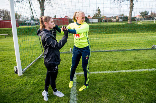 Kosovare Asllani och Stina Blackstenius överraskade när