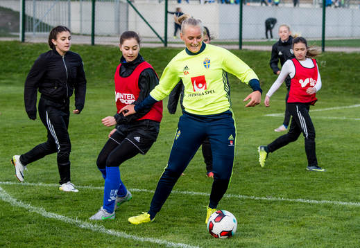 Kosovare Asllani och Stina Blackstenius överraskade när