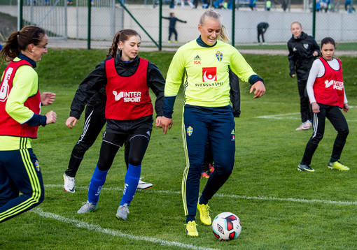 Kosovare Asllani och Stina Blackstenius överraskade när