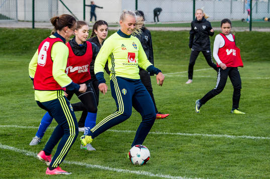Kosovare Asllani och Stina Blackstenius överraskade när