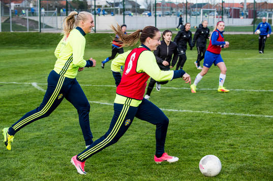 Kosovare Asllani och Stina Blackstenius överraskade när