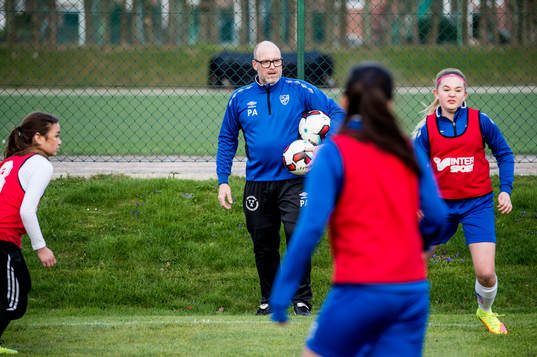 Kosovare Asllani och Stina Blackstenius överraskade när
