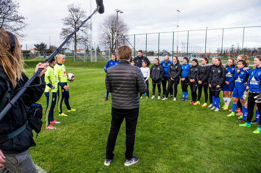 Kosovare Asllani och Stina Blackstenius överraskade när