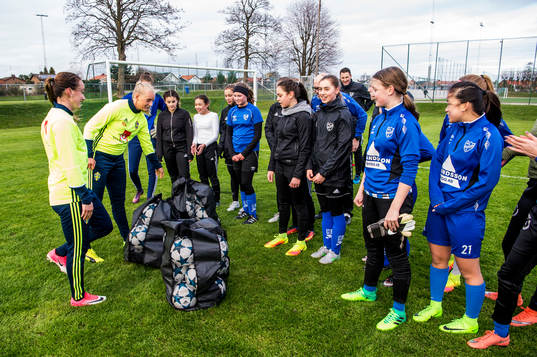Kosovare Asllani och Stina Blackstenius överraskade när