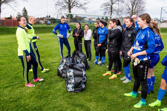 Kosovare Asllani och Stina Blackstenius överraskade när