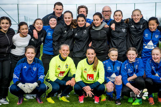 Kosovare Asllani och Stina Blackstenius överraskade när