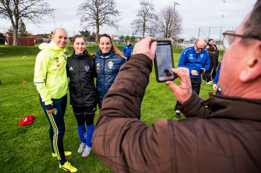 Kosovare Asllani och Stina Blackstenius överraskade när