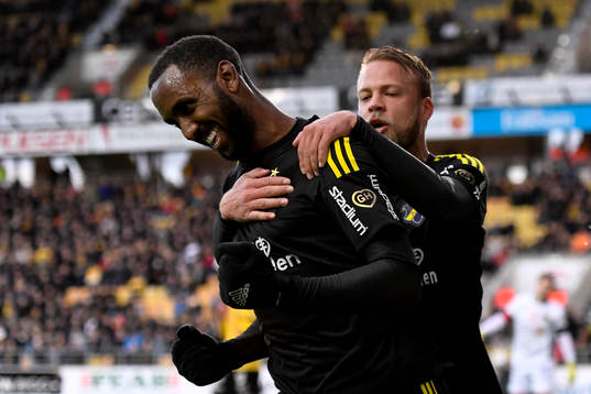 s Henok Goitom och Daniel Sundgren jublar